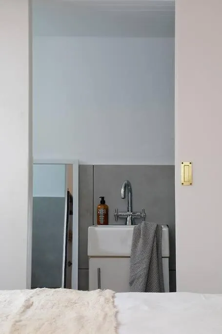 Apartment Quaint Room To Rent - Number 4706 Cape Town