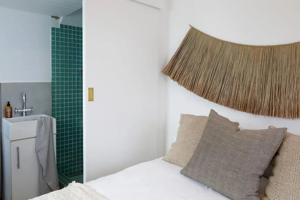 Quaint Room To Rent - Number 4706 Cape Town